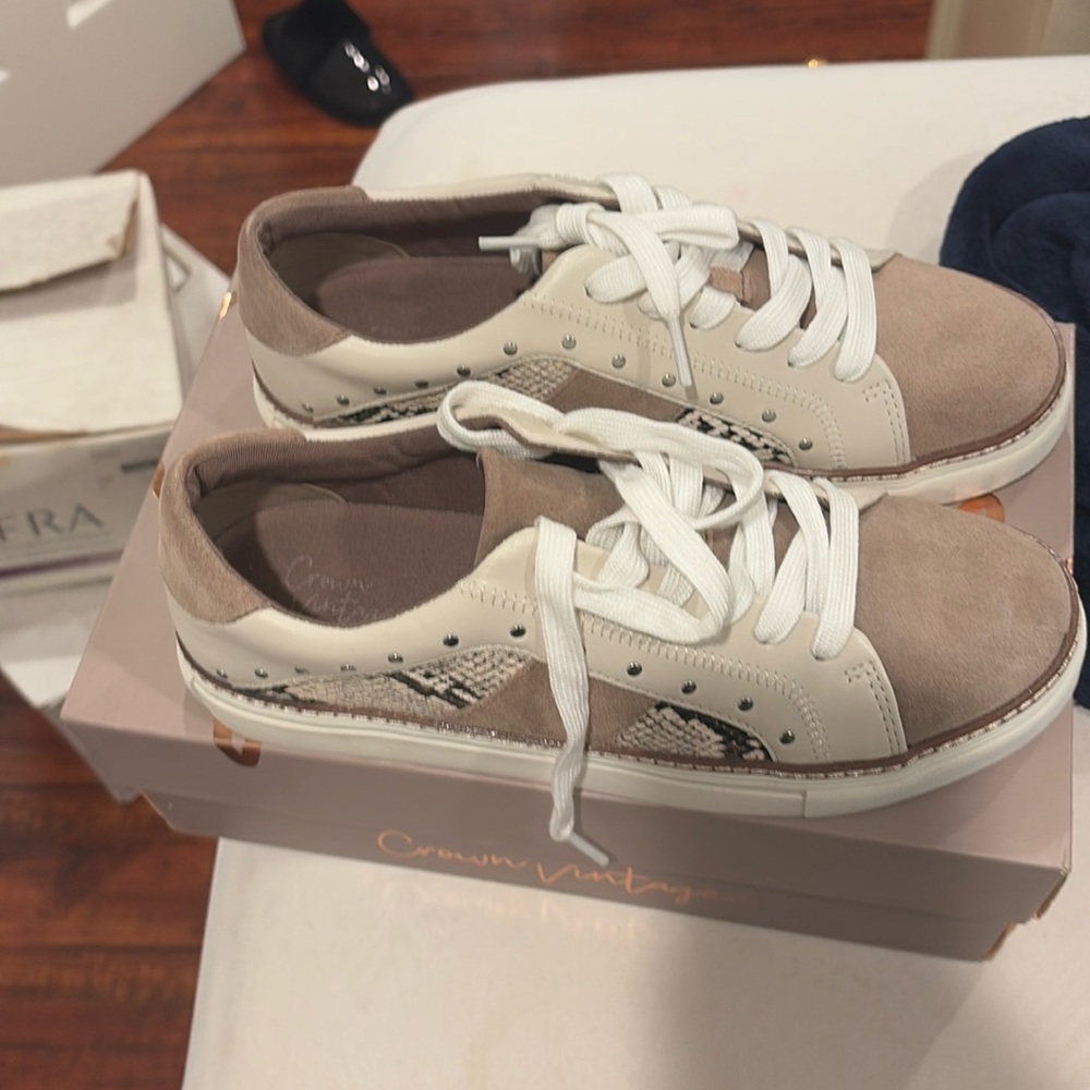 New in box crown vintage sneakers 👟 snake print with studs